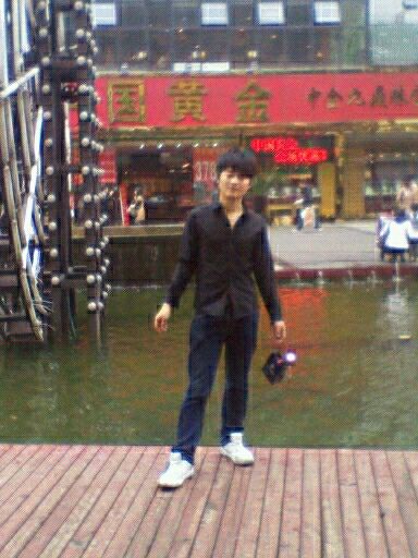 疯疯癫癫2B小男人的主播照片