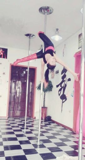 婲香小倩钢管舞主播照片