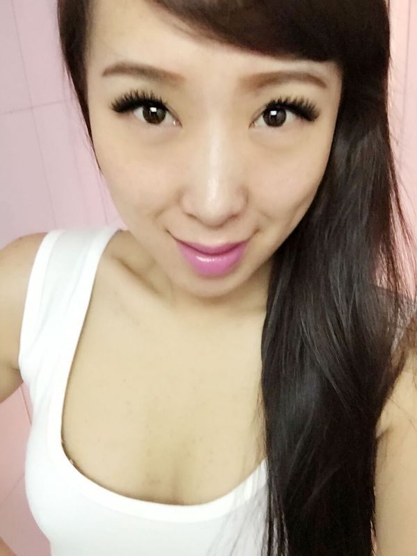酒吧歌手IU的主播海报