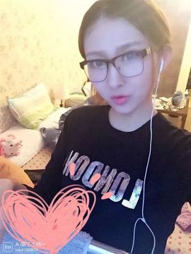 小模特路路主播照片