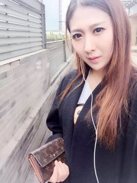 小模特路路主播照片