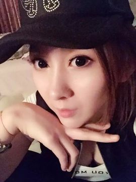 小模特路路主播照片
