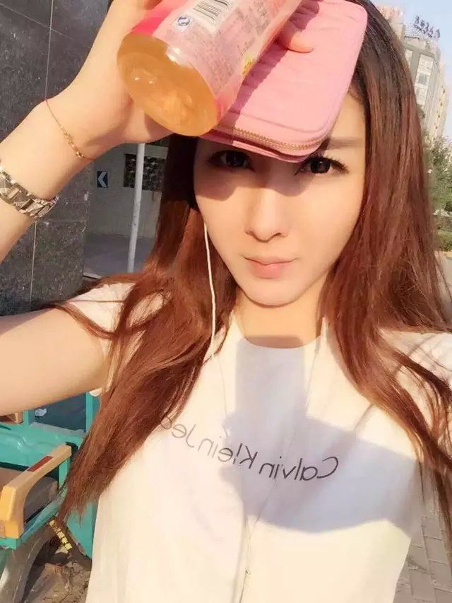 小模特路路的主播照片