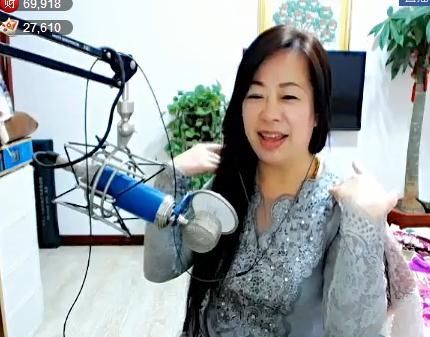 魅力女人唱民歌的图片