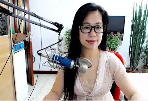 魅力女人唱民歌的图片