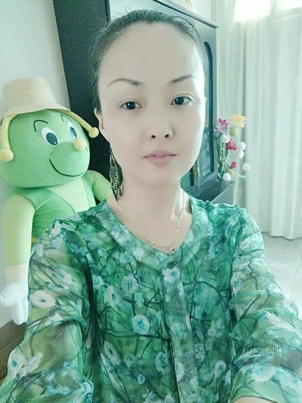 团依依的主播海报