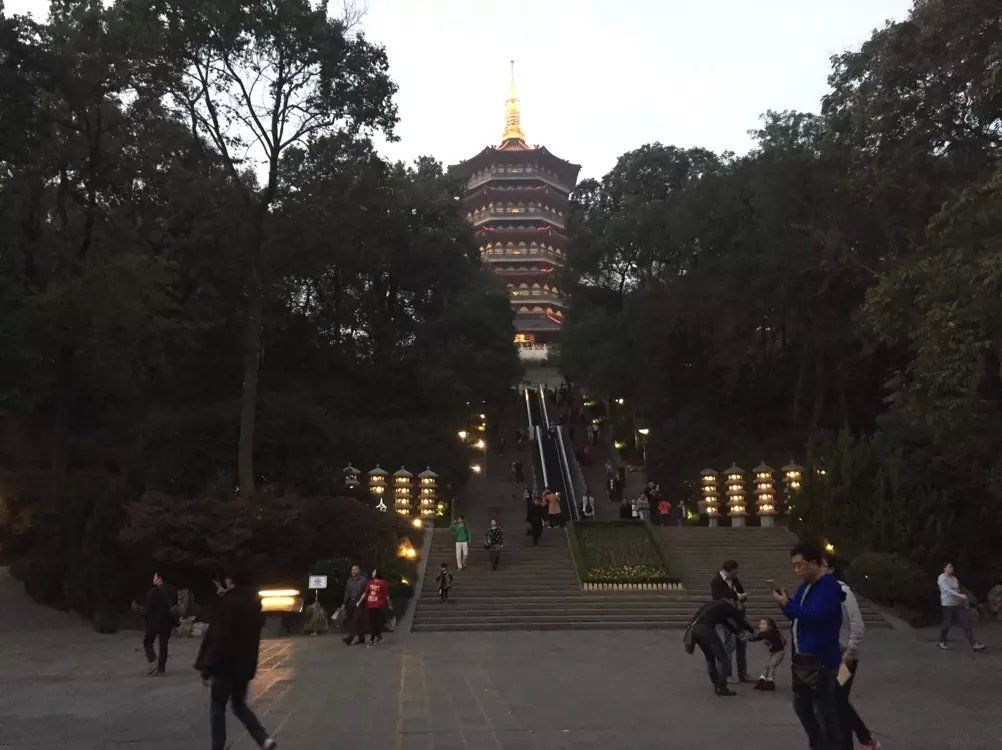 紫。烟。轻。绕。的主播照片