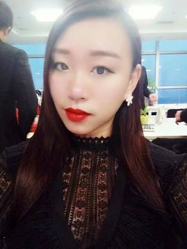 小晓岩主播照片