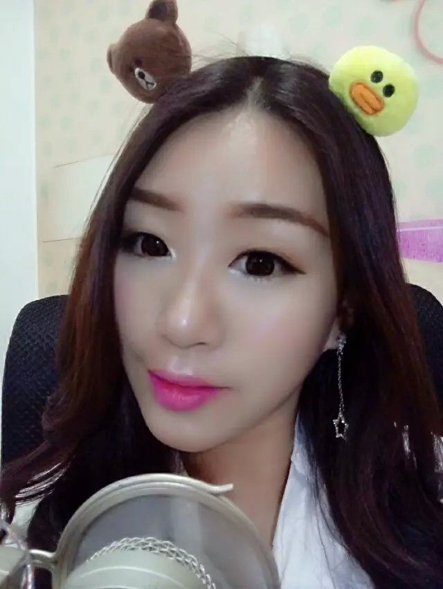 小曉巖的主播照片