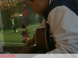弹吉他的少女乔主播照片