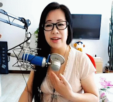 魅力女人唱民歌的图片