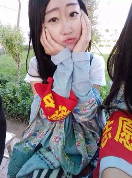 两个长得一样的猴子主播照片