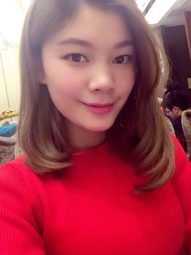 奋斗中的女青年主播照片