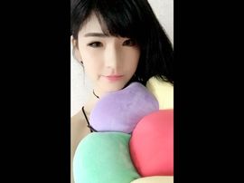 藤椅上的猫主播照片
