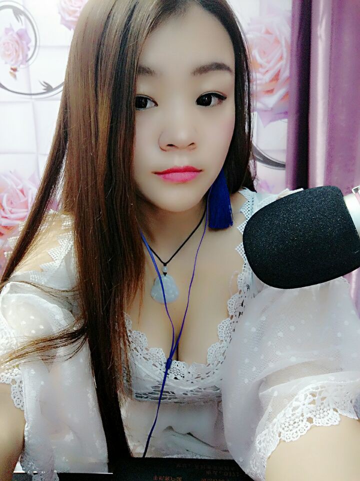 一个人玩不嗨的主播照片
