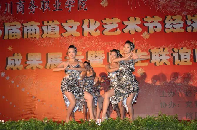596068940主播照片