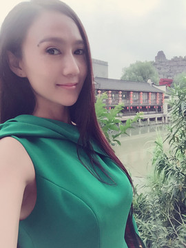 大聆听温主播照片