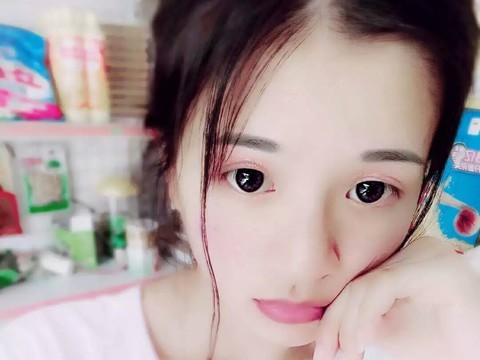 颜红。海报