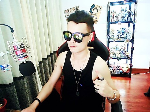 Supreme丶诡瞳海报