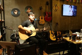 HS小驴先生弹吉他主播照片