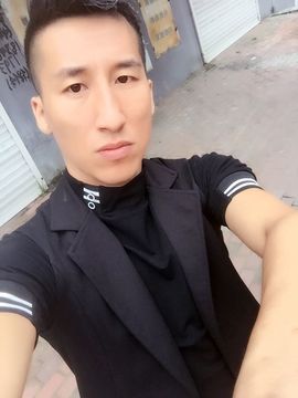 大脸.贺阿白哥神君主播照片