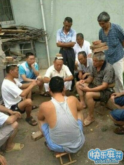 坐在坟前@@思考人生的主播照片