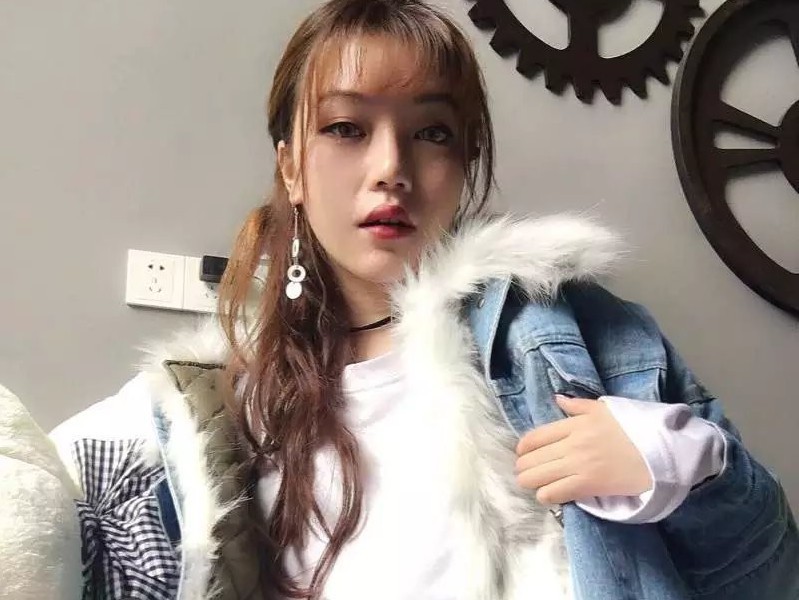 新人灰灰求关注的主播海报