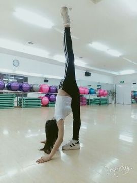 爱跳舞的小美主播照片