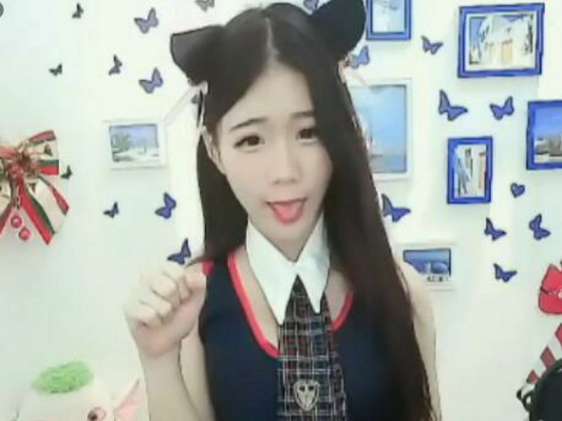 苗苗是个女孩子。的主播海报