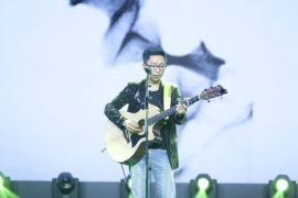 船长弹吉他主播照片