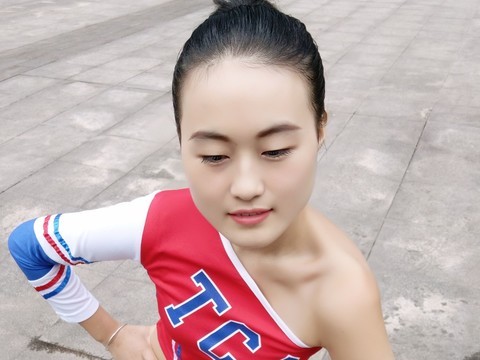 小眼睛长睫毛海报