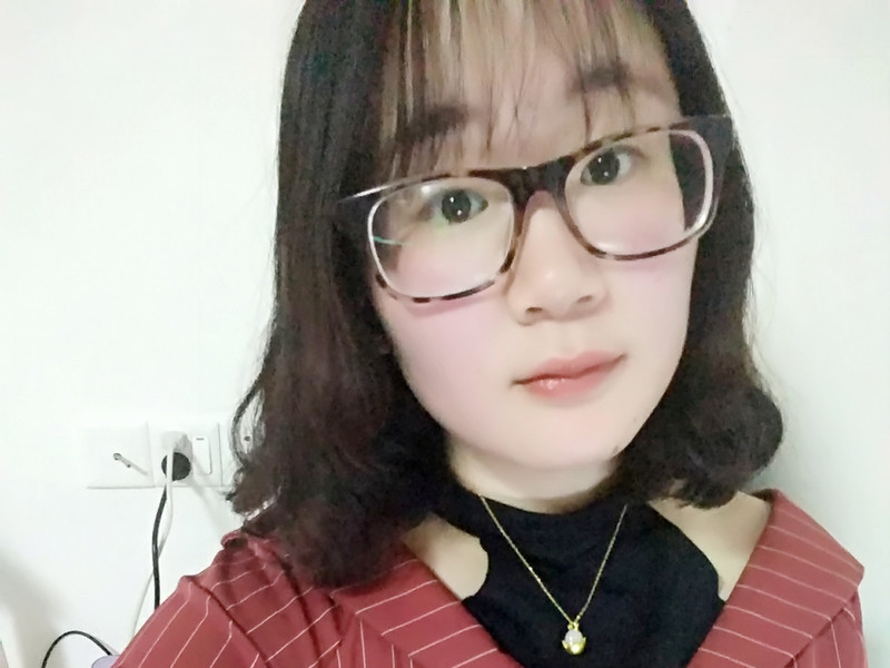 小眼静静👀的主播海报