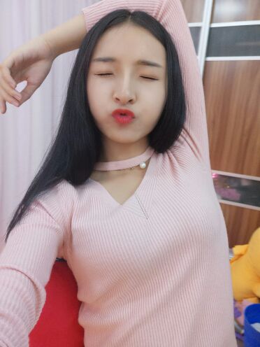 可乐努力练歌中的主播照片