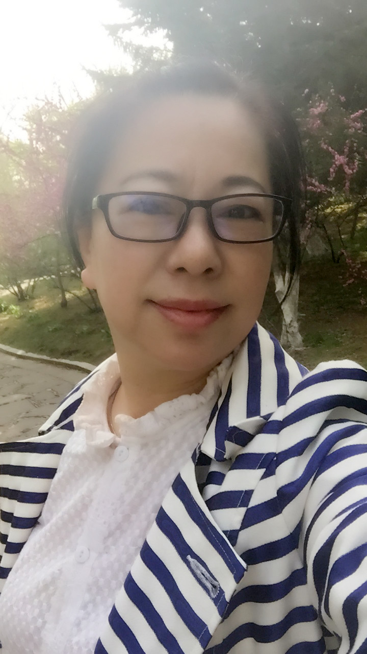 魅力女人唱民歌的图片