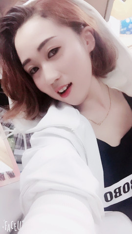 郭上听主播照片