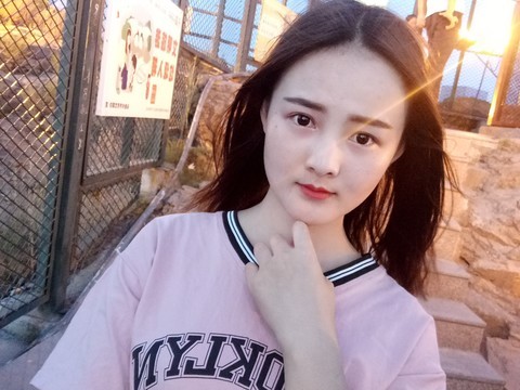 小酒窝美少女海报