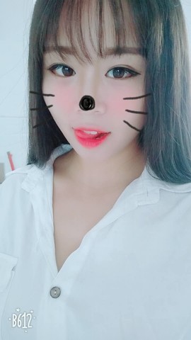 小颖身体不适暂停直播主播照片