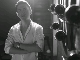 孔武有力的主播照片