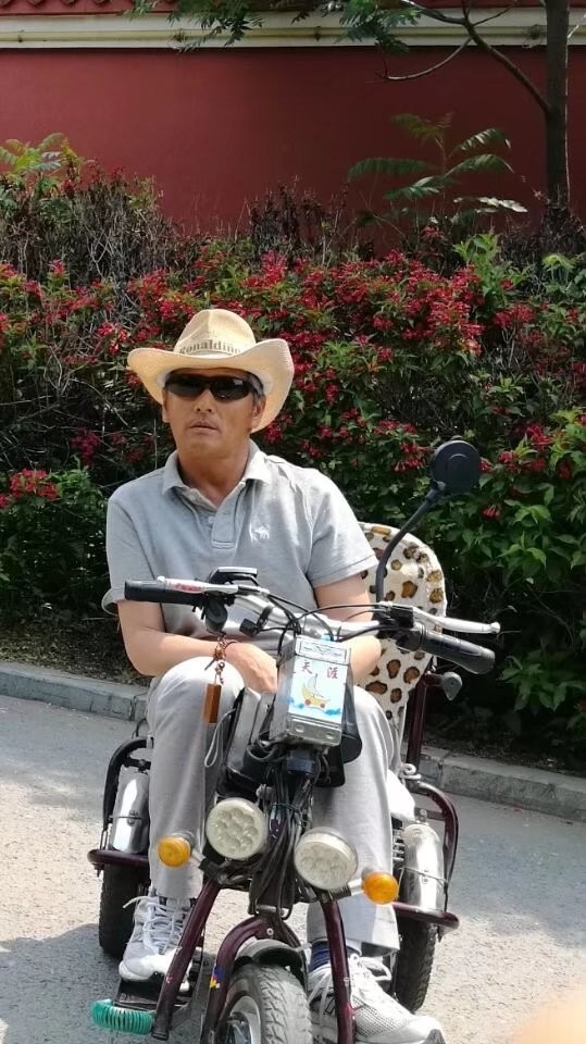 一个人吹海风的主播照片