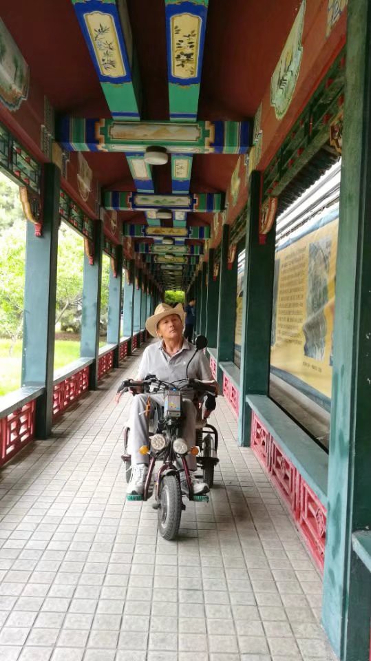 一个人吹海风的主播照片