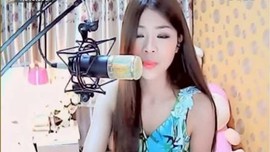 撒粮食主播照片