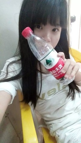 万种风情的小女子主播照片