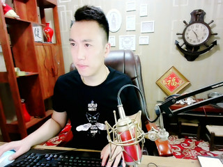 一言不合就打游戲的主播照片