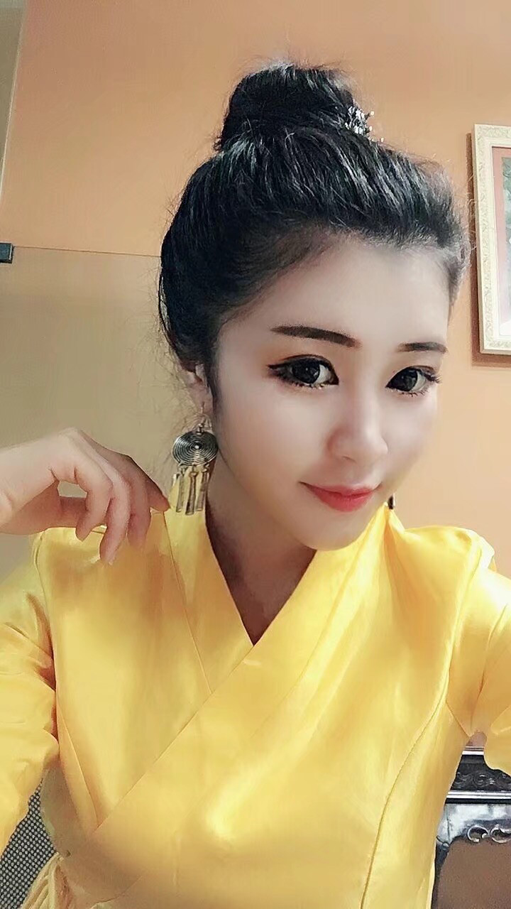 中緬特產的主播照片