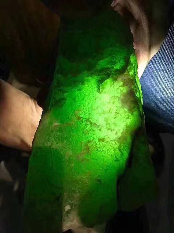 翡翠原石小白龍的主播照片