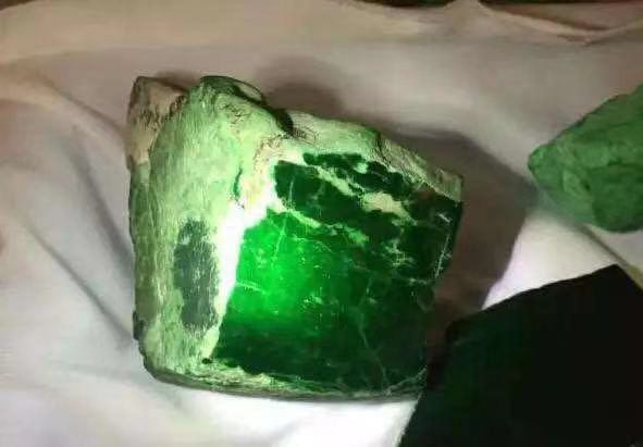 翡翠原石小白龍的主播照片