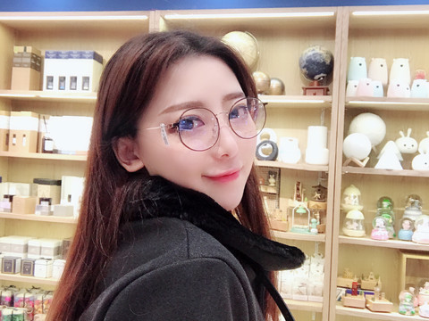 一条小姐姐海报