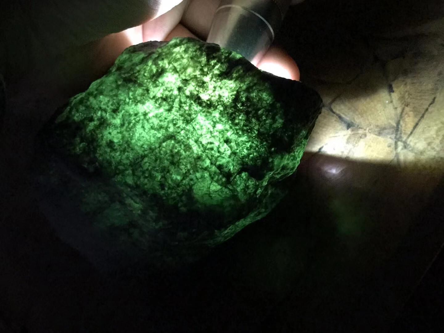 翡翠原石和合翡翠的主播照片