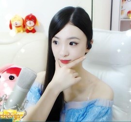 打瞌睡的扇子主播照片