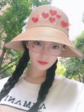 打瞌睡的扇子主播照片